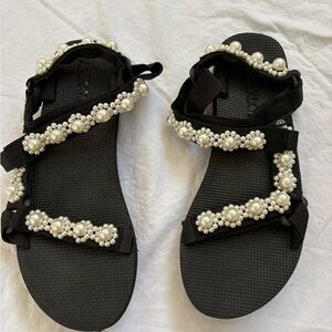 Arizona Love Black Sandals with Pearl Accents